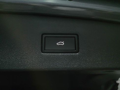 Used 2024 Volkswagen Tiguan SE w/ Panoramic Sunroof Package image 38