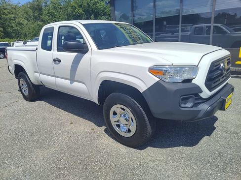 Used 2018 Toyota Tacoma SR RWD image 2