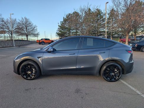Used 2022 Tesla Model Y Long Range image 2