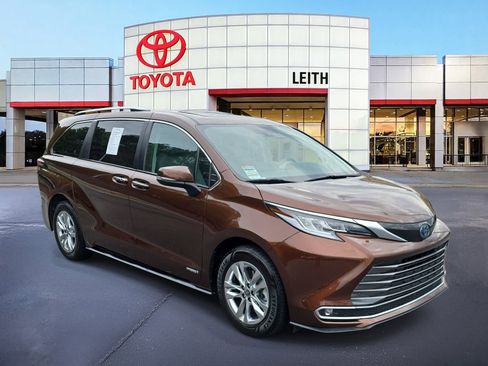 Used 2021 Toyota Sienna Limited image 3