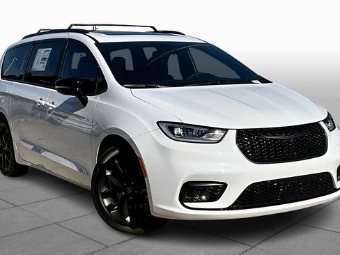 New 2026 Chrysler Pacifica Limited w/ S Appearance Package image 3