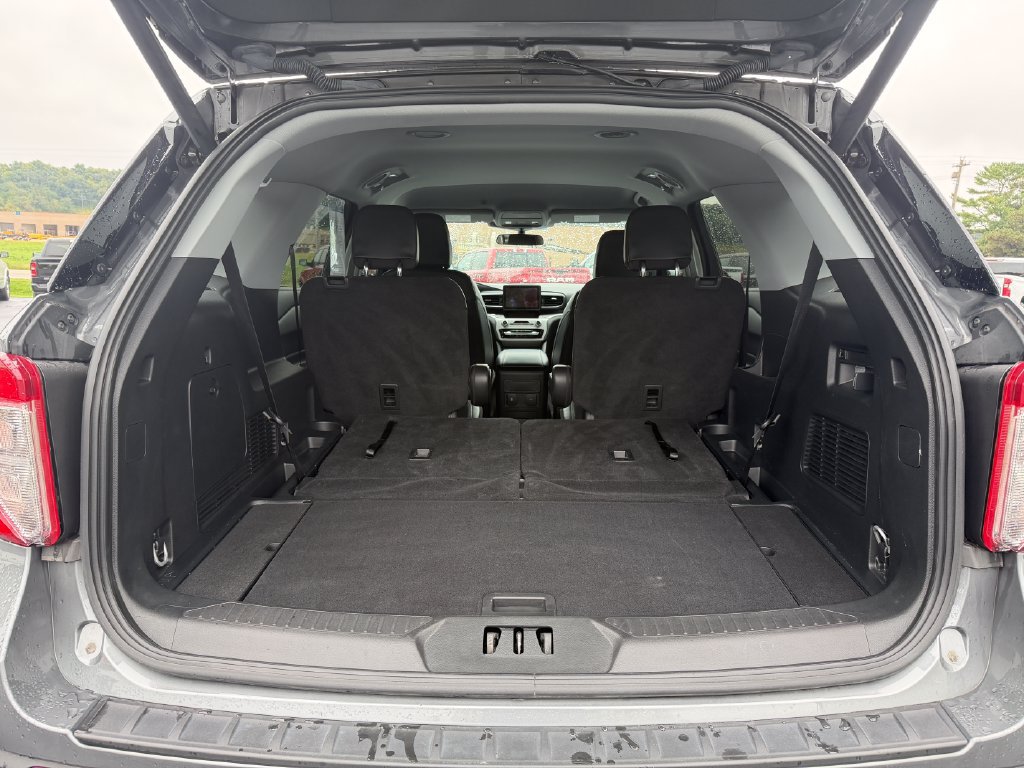 Used 2024 Ford Explorer XLT w/ Equipment Group 202A AWD/4WD image 12
