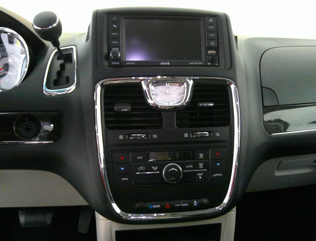 Used 2014 Chrysler Town & Country Touring FWD image 21