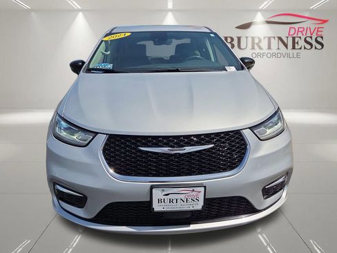 Used 2024 Chrysler Pacifica Touring-L FWD image 6