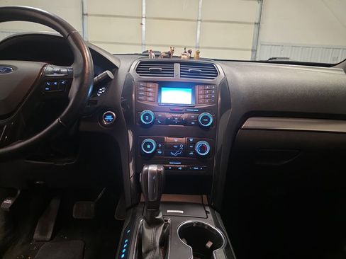 Used 2018 Ford Explorer XLT AWD/4WD image 10