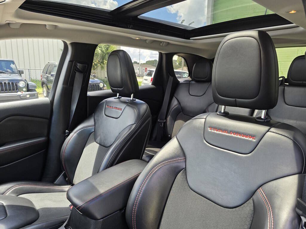 Used 2019 Jeep Cherokee Trailhawk w/ Comfort/Convenience Group AWD/4WD image 21