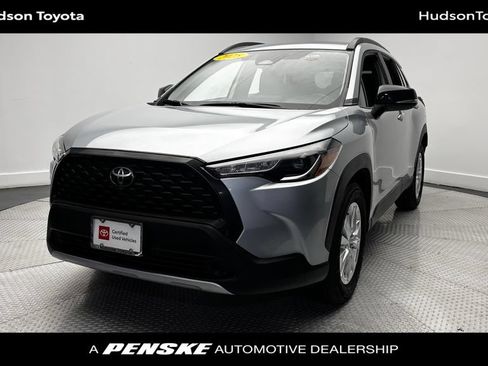 Used 2025 Toyota Corolla Cross LE FWD image 1