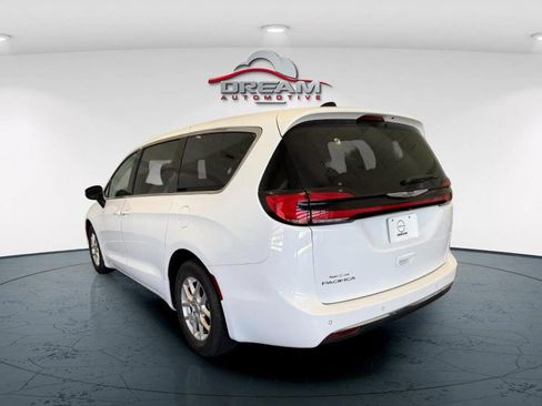 Used 2023 Chrysler Pacifica Touring-L FWD image 6