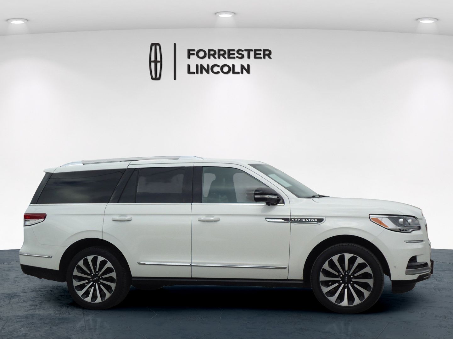 Used 2023 Lincoln Navigator Reserve AWD/4WD image 2