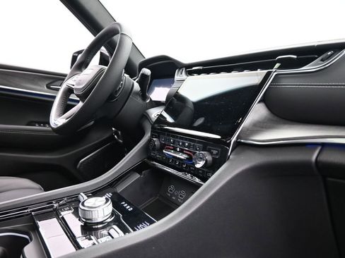 Used 2024 Jeep Grand Cherokee Overland w/ Luxury Tech Group IV image 28