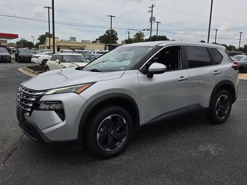 Used 2024 Nissan Rogue SV AWD/4WD image 3