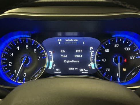 Used 2023 Chrysler Pacifica Touring-L FWD image 5