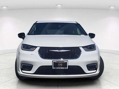 Used 2024 Chrysler Pacifica Touring-L FWD image 2
