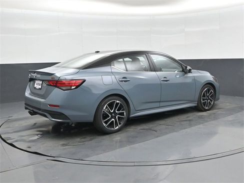 Used 2025 Nissan Sentra SR w/ SR Premium Package image 4