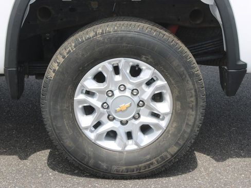 Used 2023 Chevrolet Silverado 2500 LT AWD/4WD image 17