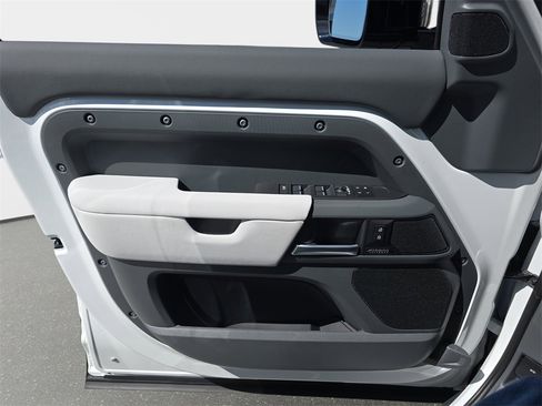 New 2025 Land Rover Defender 130 X-Dynamic SE image 28