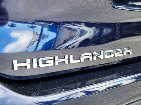 Used 2021 Toyota Highlander LE image 11