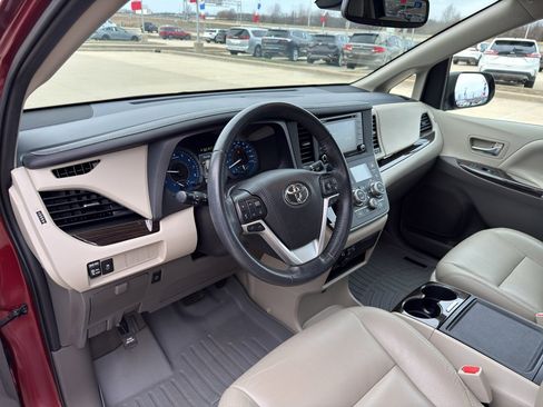 Used 2020 Toyota Sienna XLE image 9