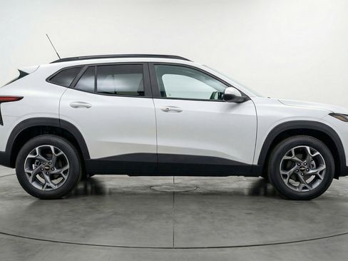 Used 2025 Chevrolet Trax LT w/ LT Convenience Package FWD image 11