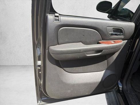 Used 2010 Chevrolet Suburban LT w/ Luxury Package RWD image 15