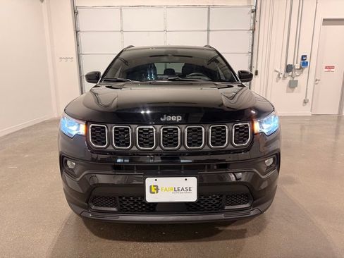 Used 2025 Jeep Compass Latitude AWD/4WD image 2