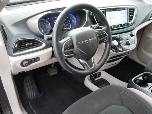 Certified 2021 Chrysler Pacifica Touring FWD image 17