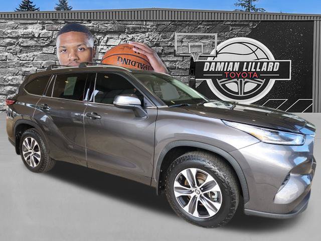 Used 2021 Toyota Highlander XLE AWD/4WD image 1