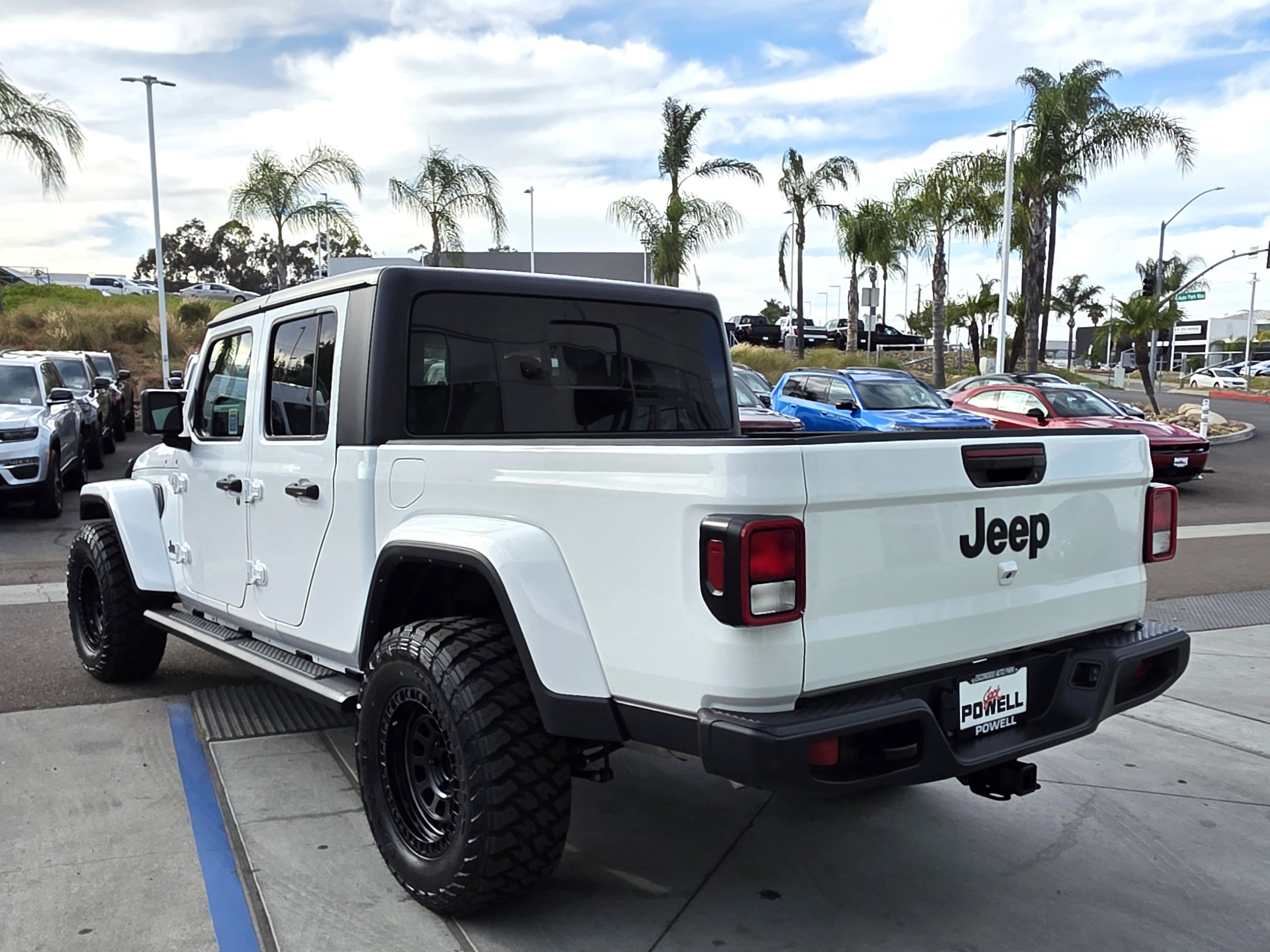 Certified 2023 Jeep Gladiator Sport AWD/4WD image 3