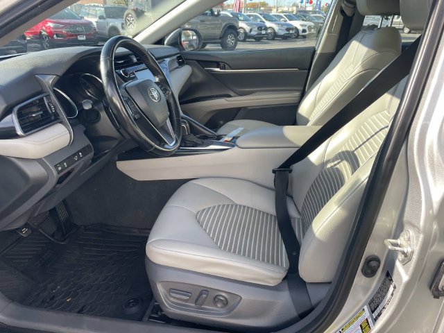 Used 2020 Toyota Camry SE w/ Convenience Package FWD image 17