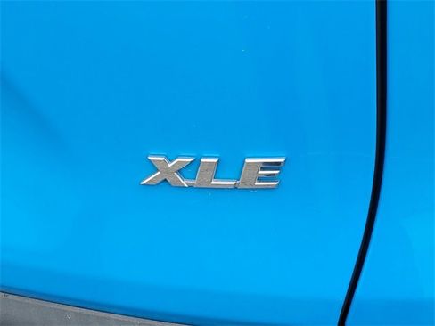 Used 2021 Toyota RAV4 XLE Premium image 9