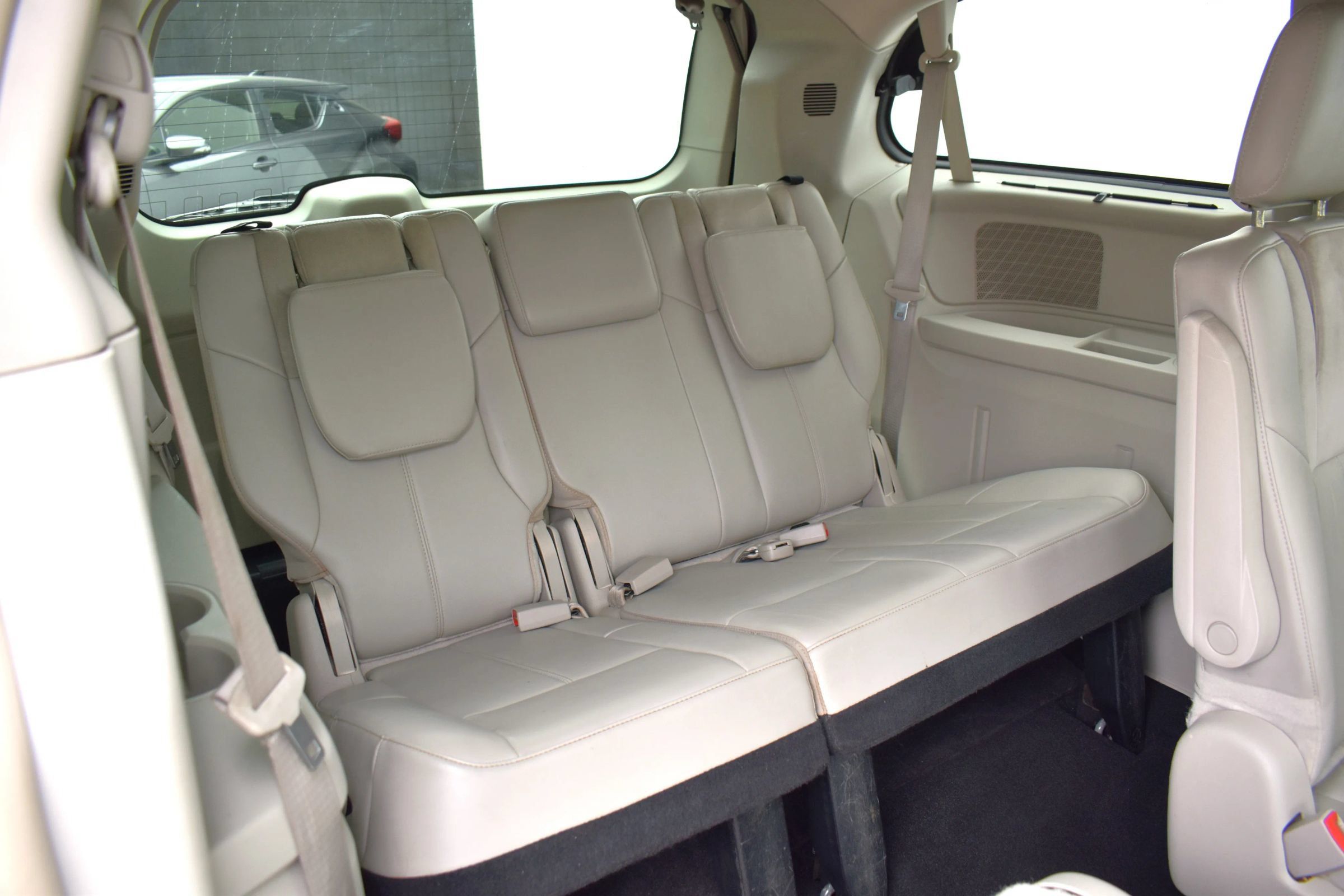 Used 2014 Chrysler Town & Country Limited w/ Luxury Group FWD image 33