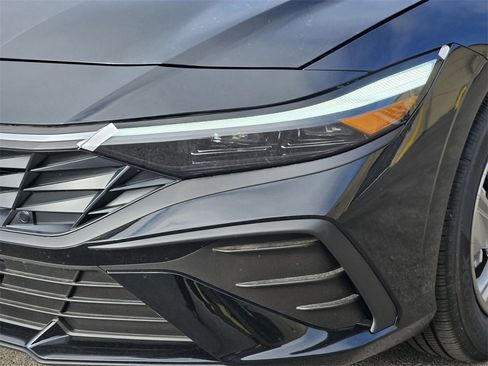 New 2025 Hyundai Elantra SE image 9