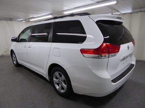 Used 2014 Toyota Sienna LE image 5