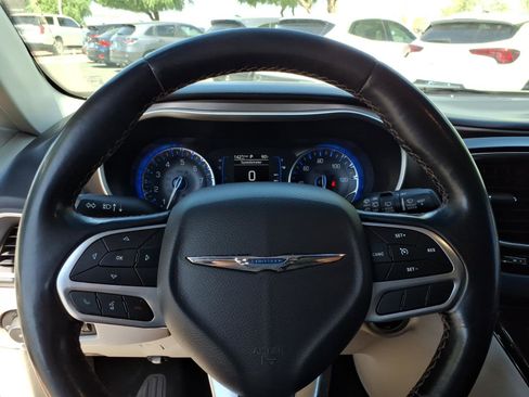 Used 2019 Chrysler Pacifica Touring-L image 18