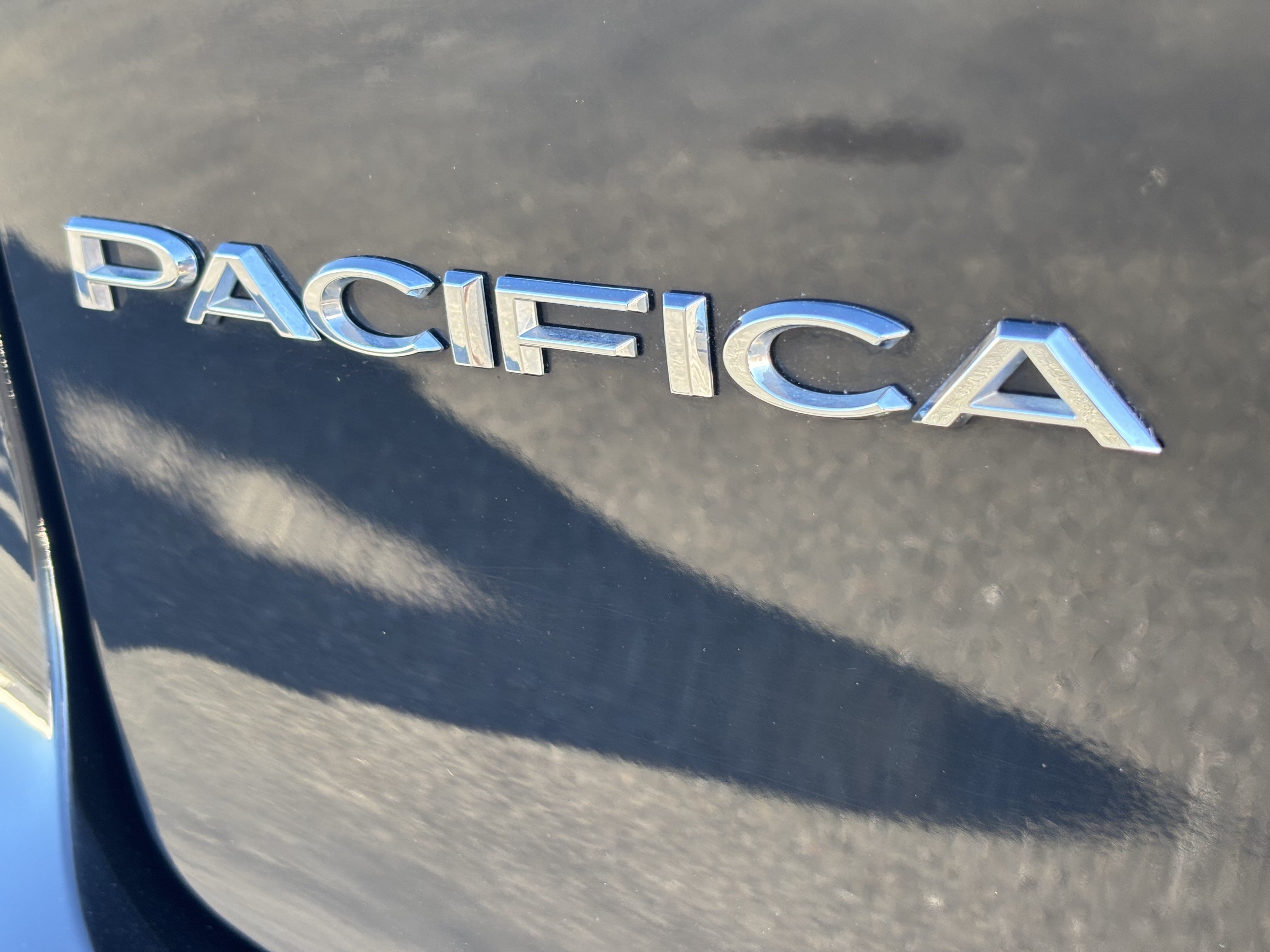 Used 2024 Chrysler Pacifica Touring-L FWD image 13