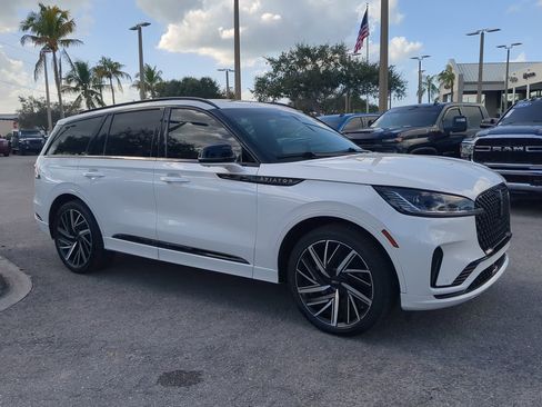 Used 2025 Lincoln Aviator Black Label w/ Jet Appearance Package image 2