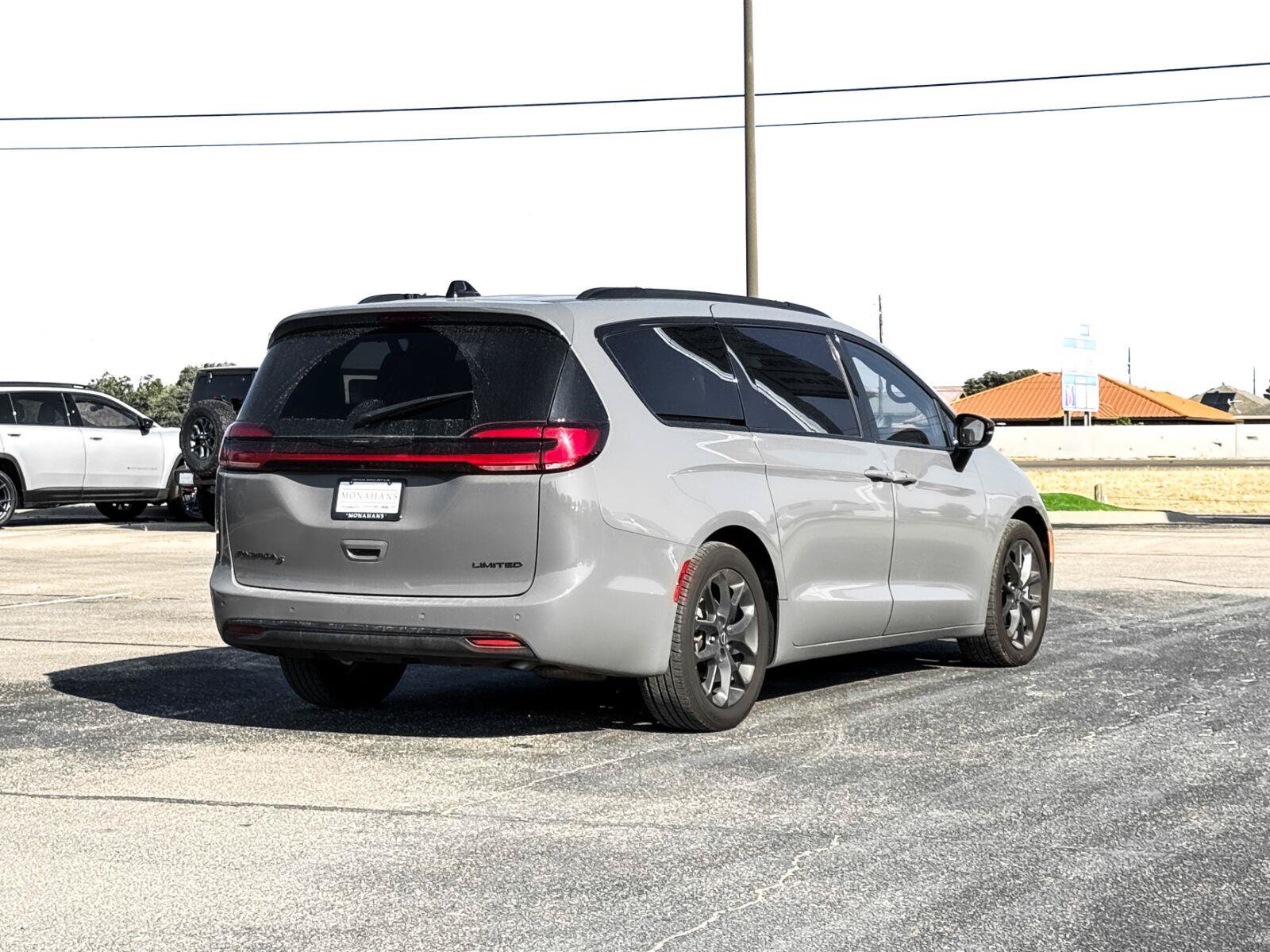Used 2025 Chrysler Pacifica Limited FWD image 10