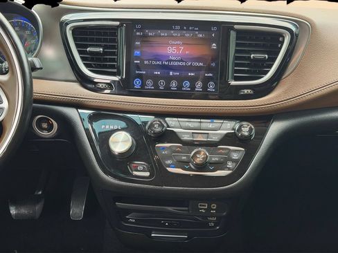 Used 2017 Chrysler Pacifica Limited FWD image 23