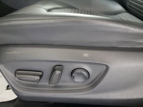 Used 2018 Toyota Camry SE w/ Moonroof Package image 16