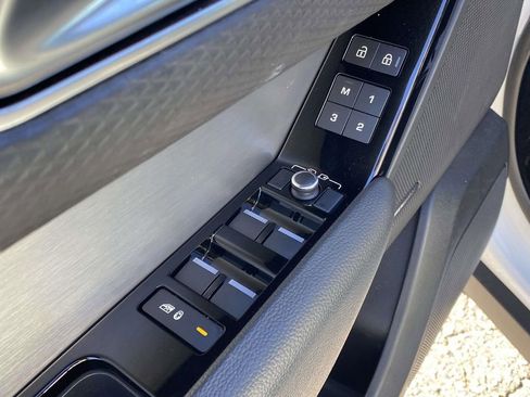 Used 2021 Land Rover Range Rover Velar R-Dynamic S image 16