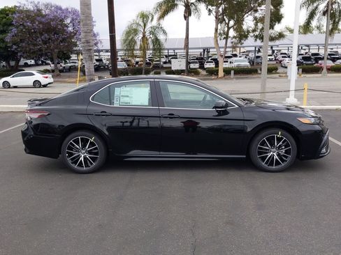 Used 2023 Toyota Camry SE image 2