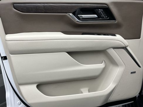 Certified 2025 GMC Yukon XL Denali w/ Sun & Power Step Package AWD/4WD image 8