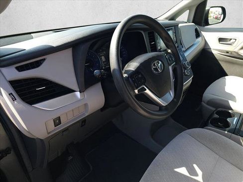 Used 2019 Toyota Sienna LE w/ Carpet Mat Package FWD image 9