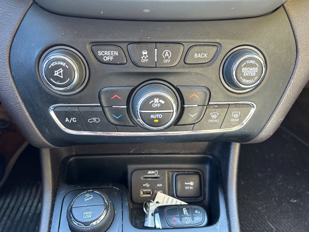 Used 2017 Jeep Cherokee Overland AWD/4WD image 23