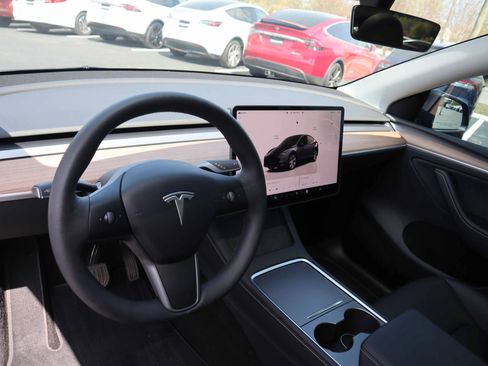 Used 2024 Tesla Model Y Long Range image 17