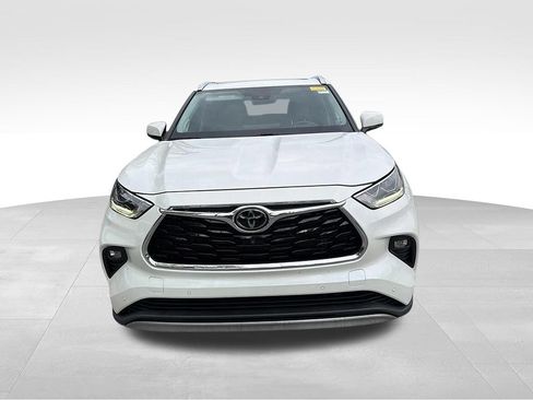 Used 2021 Toyota Highlander Platinum FWD image 2