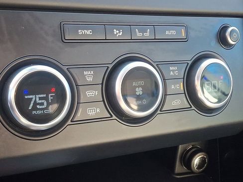 Used 2019 Land Rover Discovery SE image 15