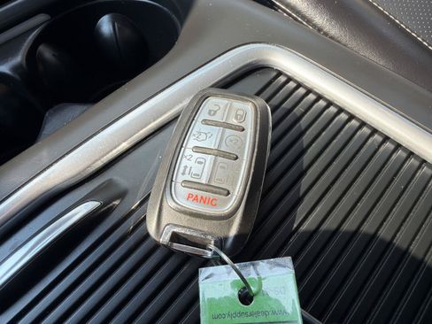 Used 2023 Chrysler Pacifica Touring-L FWD image 46