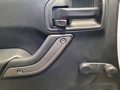 Used 2018 Jeep Wrangler Unlimited Sport w/ Connectivity Group image 27