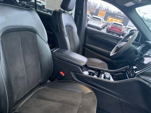 Used 2023 Jeep Grand Cherokee L Laredo image 9